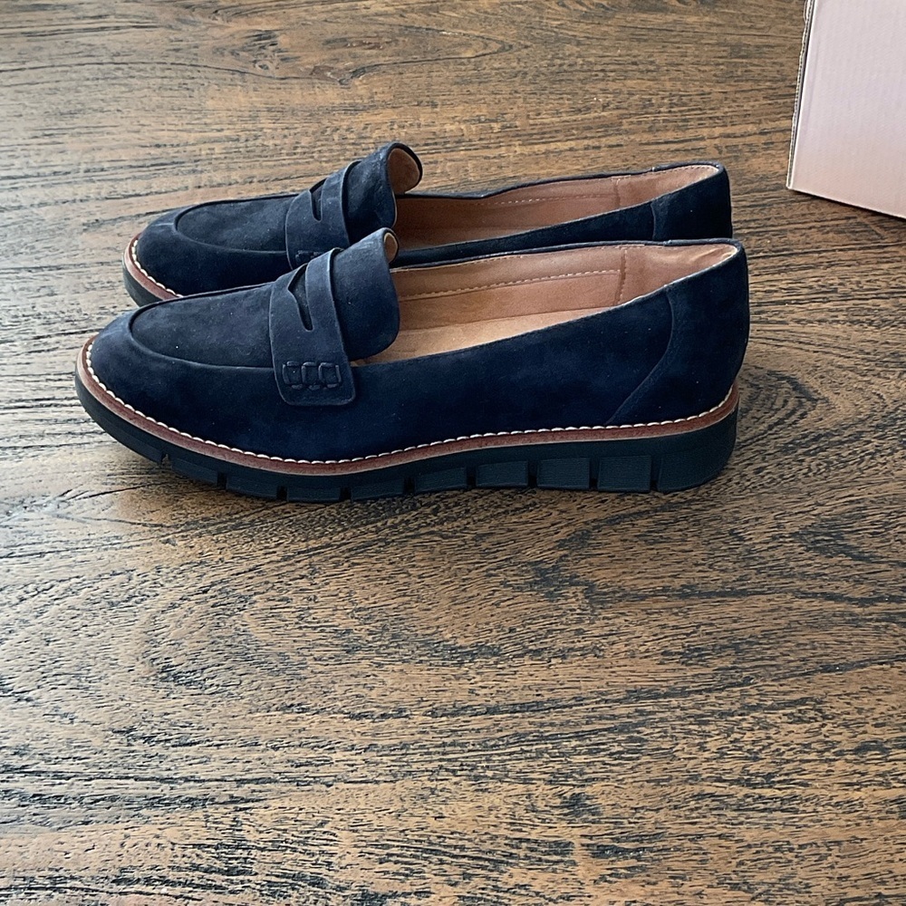 Easy Spirit Women’s Navy Loafers - Picture 3 of 3